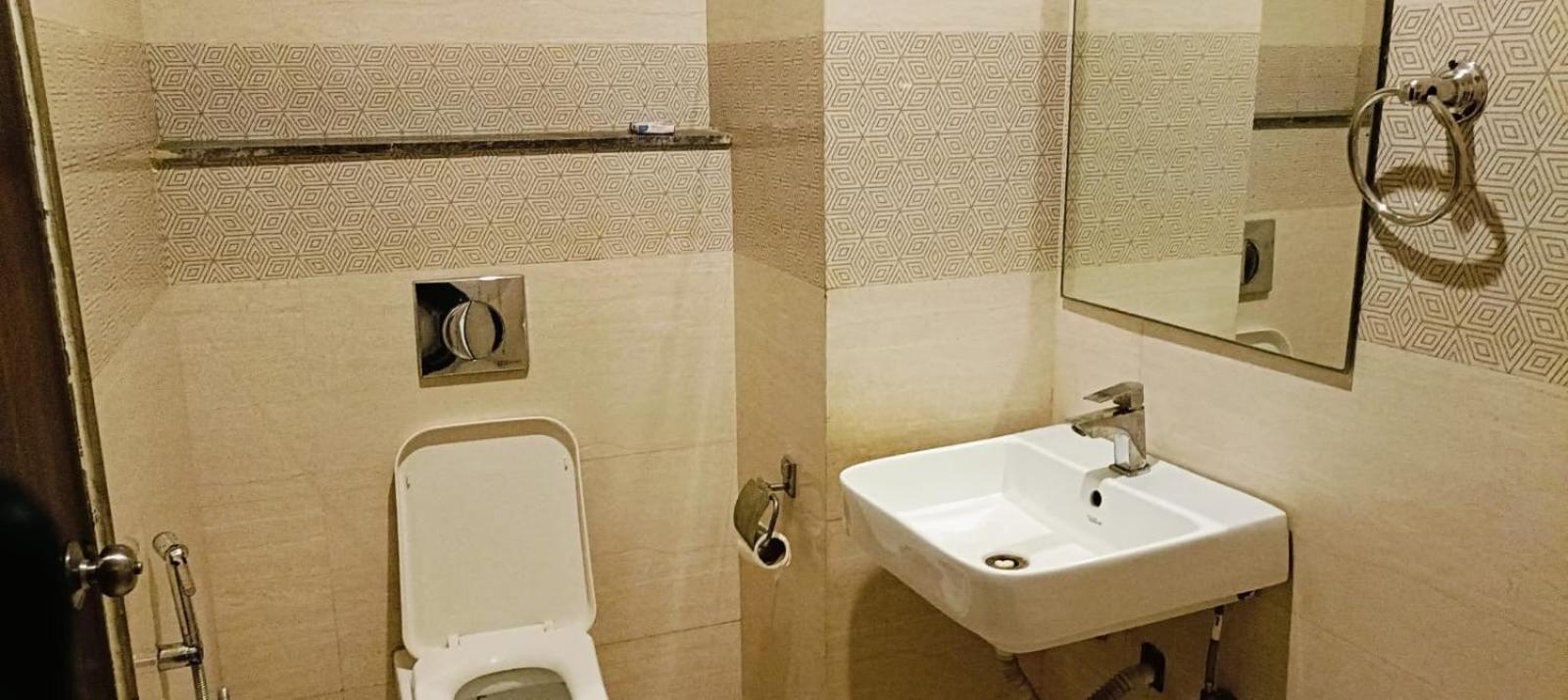 Embassy International Hotel 4*